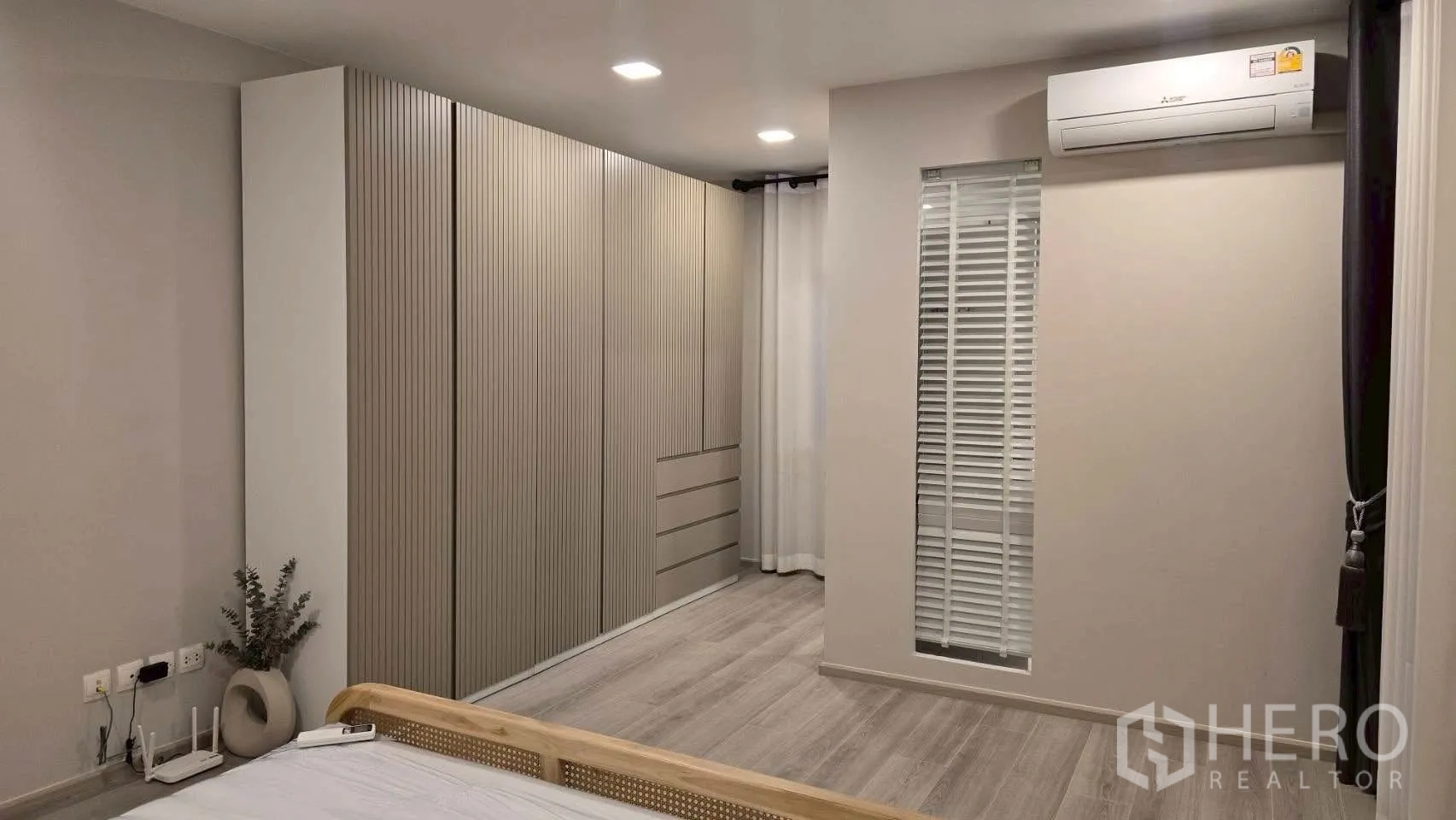 Semi-detached House for rent in Prawet, Bangkok - Bedroom with large built-in wardrobes, window blinds and air conditioning.