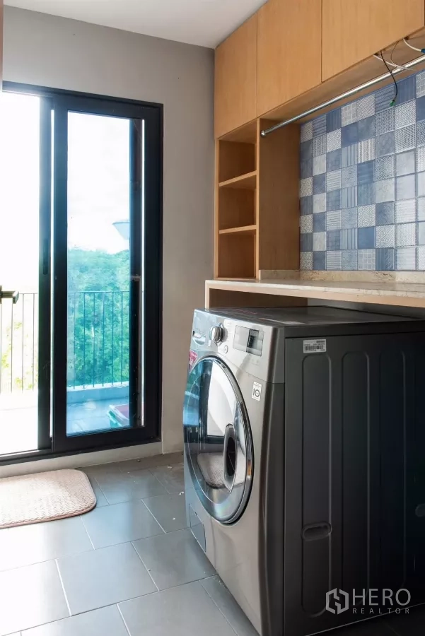 ทาวน์เฮาส์ ให้เช่าในLat Phrao, Bangkok - ห้องซักล้างพร้อมเครื่องซักผ้าฝาหน้าและทางออกสู่ระเบียง