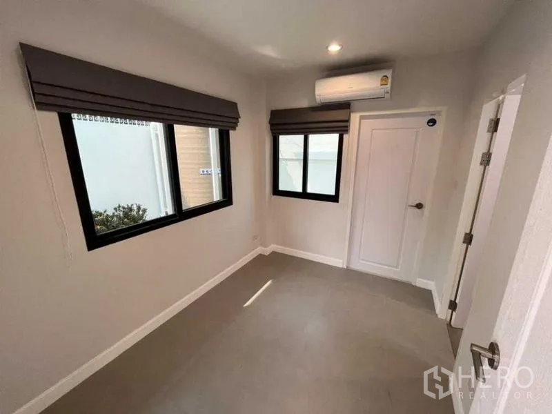 独立式住宅 出租在Phaya Thai, Bangkok - 小房间配空调与两扇窗，适合作书房或保姆房。