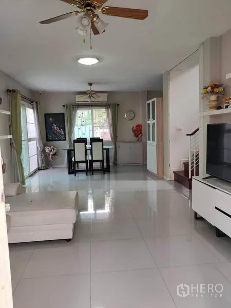 บ้าน ขายในMin Buri, Bangkok - ภาพกว้างของโถงรับแขก–รับประทานอาหาร พื้นกระเบื้องเงา