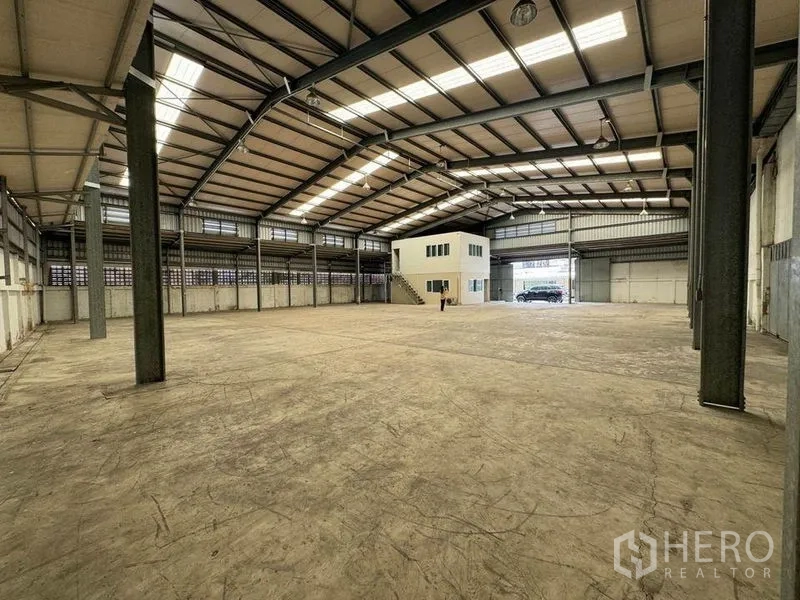 คลังสินค้า ให้เช่าในWatthana, Bangkok - พื้นที่โกดังโล่งไร้เสากีดขวาง หลังคาสูงมีฉนวนและช่องแสง