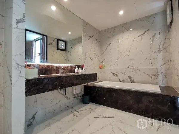 ทาวน์เฮาส์ ขาย - ห้องน้ำลายหินอ่อนพร้อมเคาน์เตอร์ยาว กระจกบานใหญ่ และอ่างอาบน้ำบิลต์อิน