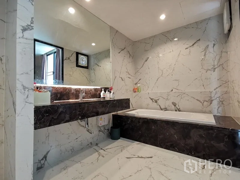 ทาวน์เฮาส์ ขาย - ห้องน้ำลายหินอ่อนพร้อมเคาน์เตอร์ยาว กระจกบานใหญ่ และอ่างอาบน้ำบิลต์อิน