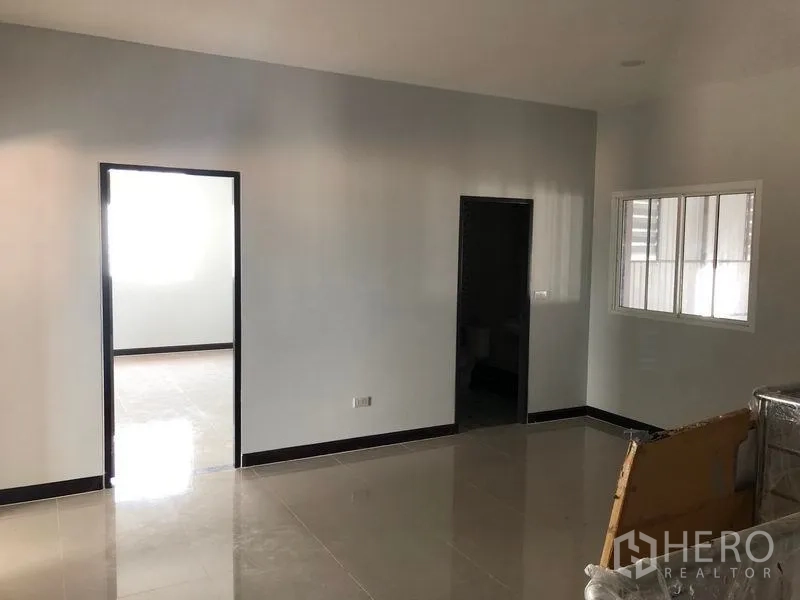 工厂 出租或出售在Bang Len, Nakhon Pathom - 明亮的办公室区域，带窗户和两个出入口。