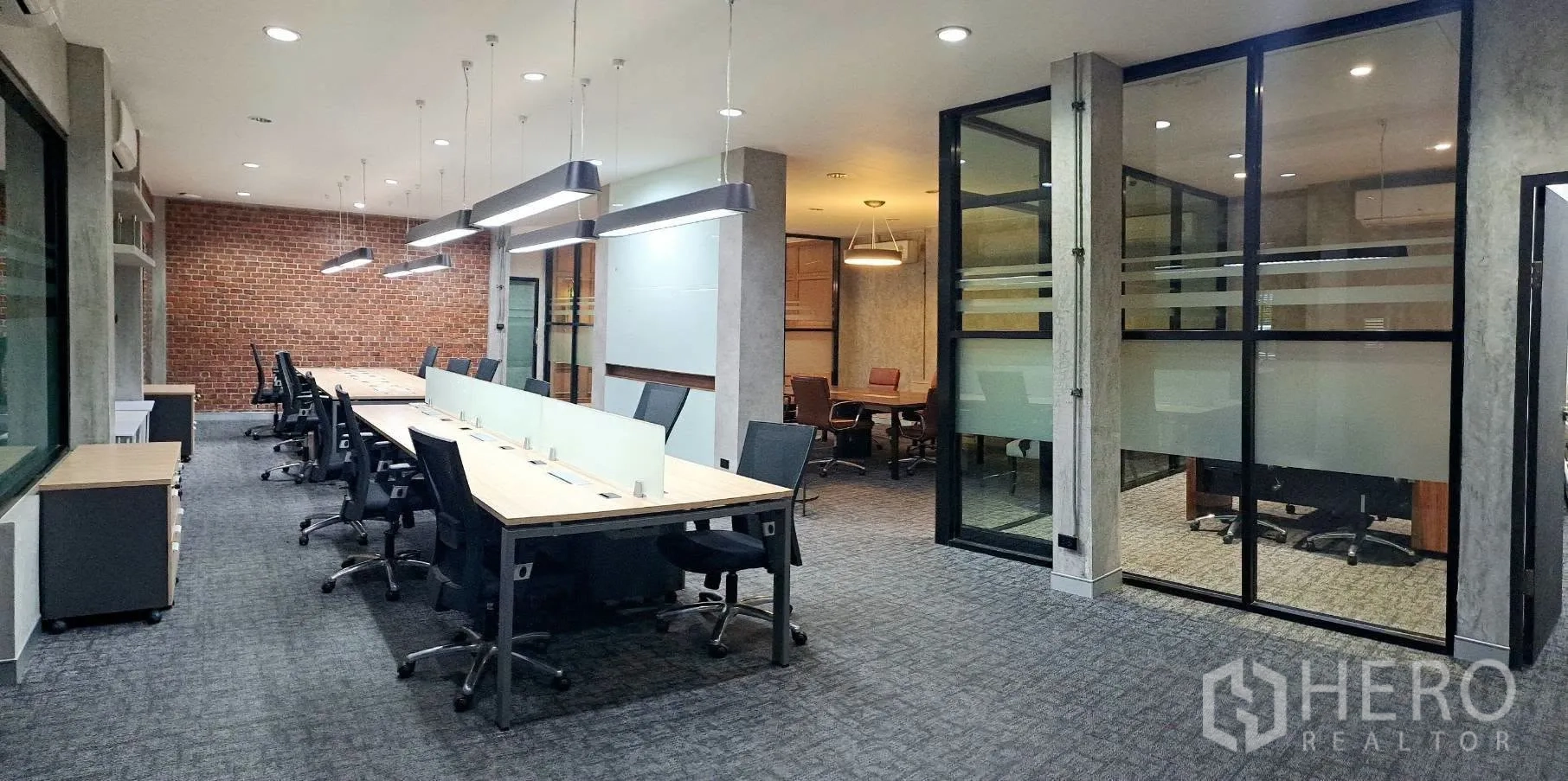 家庭办公室 for rent in Lat Phrao, Bangkok - 办公区设玻璃隔断会议室与人体工学椅。