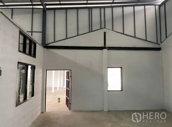 货栈 出租在Bang Khen, Bangkok - 仓库内的办公室空间，山墙形屋顶，外露钢梁，门与窗
