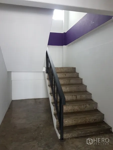 สำนักงานที่บ้าน ขายในKhlong Toei, Bangkok - ชั้นสำนักงานยืดหยุ่น มีโต๊ะทำงาน ไฟส่องสว่าง และผนังกระจก