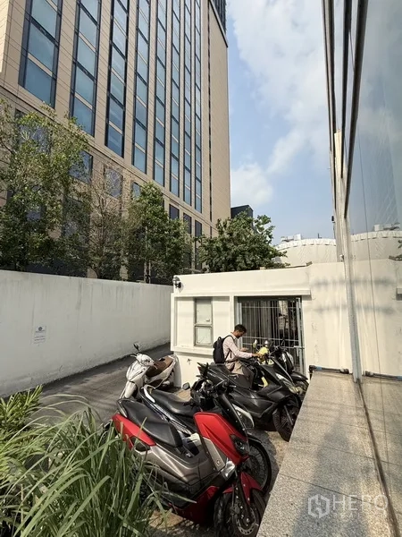 零售空间 出租在Sathon, Bangkok - 建筑侧边户外通道，摩托车停车位与小型门岗。