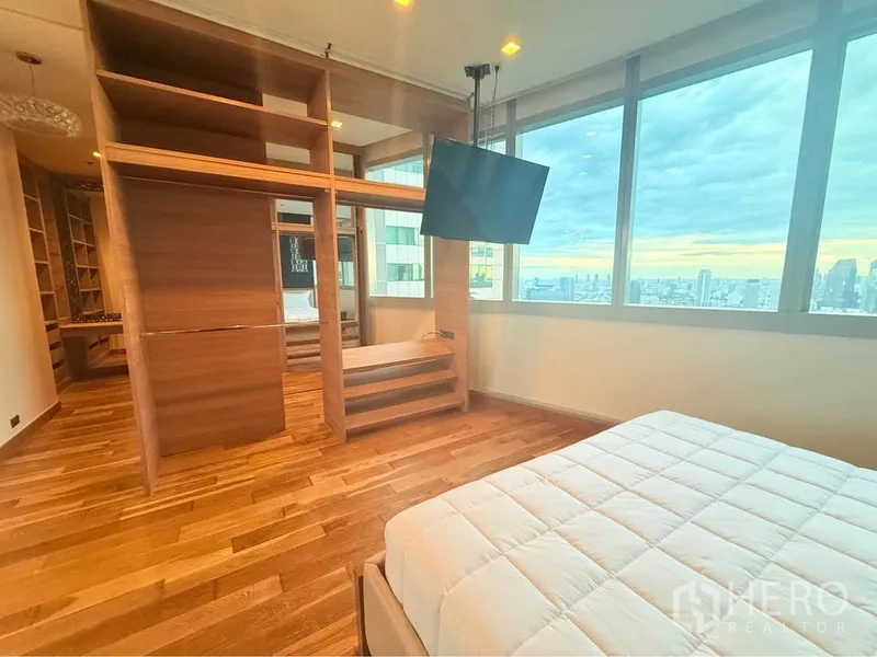 คอนโด ให้เช่าหรือขายในKhlong Toei, Bangkok - ห้องนอนพร้อมชั้นไม้บิวท์อิน แท่นยกขั้น และทีวีแขวน เห็นสกายไลน์