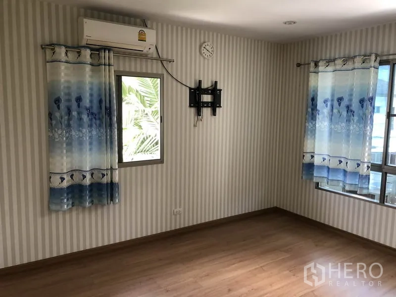 บ้าน ให้เช่าในSuan Luang, Bangkok - ห้องนอนรอง ผนังลายทาง มีหน้าต่างสองบานและแอร์