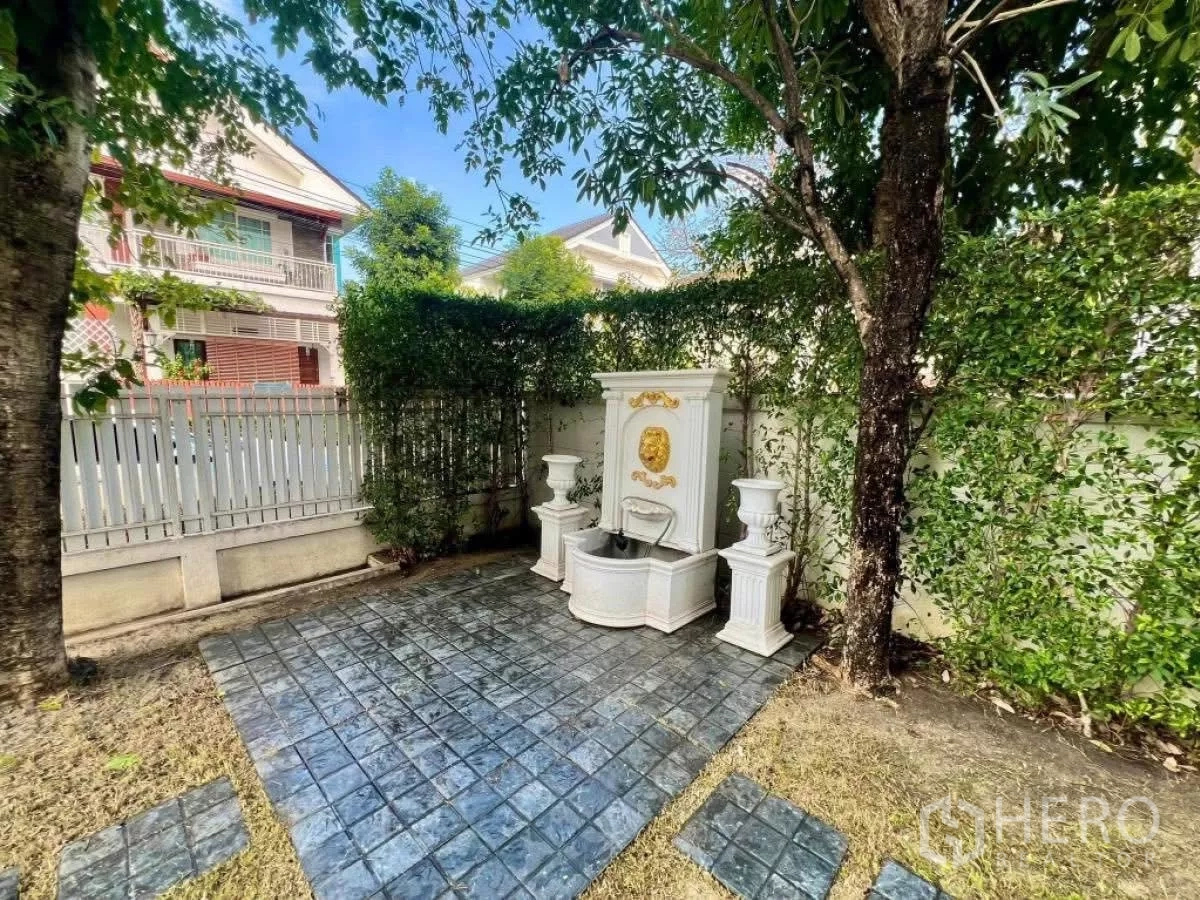 บ้าน ให้เช่าในLat Krabang, Bangkok - สวนส่วนตัว พื้นกระเบื้องลานน้ำพุประดับ และต้นไม้ร่มรื่น