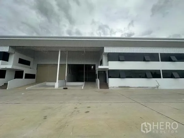 โรงงาน ให้เช่าในWang Noi, Phra Nakhon Si Ayutthaya - ภายนอกโรงงานพร้อมประตูม้วนหลายจุดและลานโหลดสินค้ากว้าง