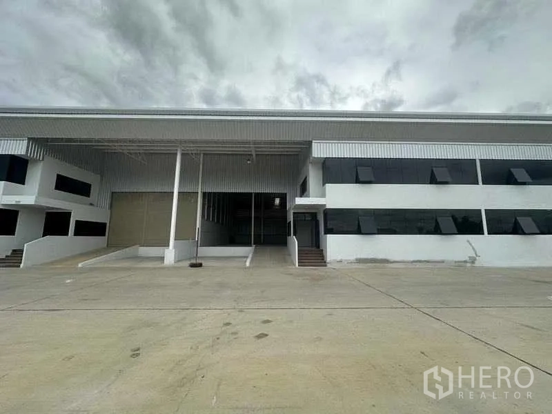 โรงงาน ให้เช่าในWang Noi, Phra Nakhon Si Ayutthaya - ภายนอกโรงงานพร้อมประตูม้วนหลายจุดและลานโหลดสินค้ากว้าง