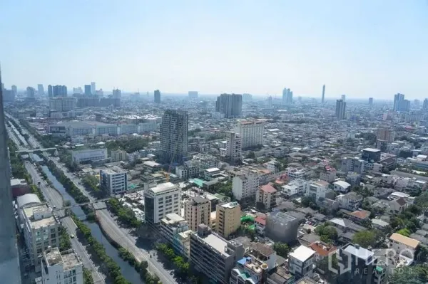 คอนโด ให้เช่าในSathon, Bangkok - มุมมองจากระเบียงชั้นสูง เห็นทิวทัศน์กรุงเทพฯ และคลองด้านล่าง