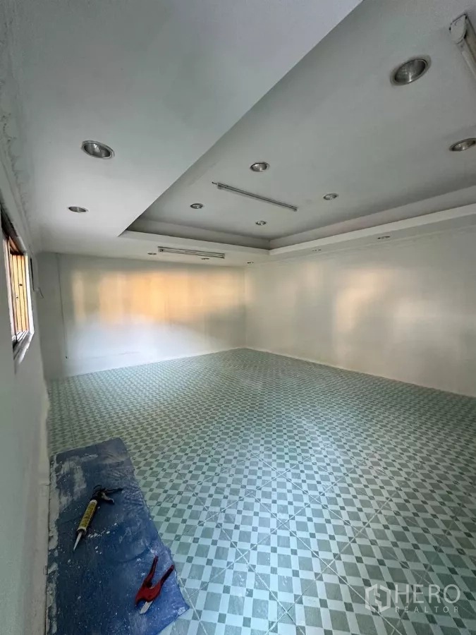 โรงงาน ให้เช่าในSamut Prakan - ห้องออฟฟิศชั้นบน พื้นกระเบื้องลายตาราง พร้อมไฟดาวน์ไลต์และจุดเตรียมติดแอร์