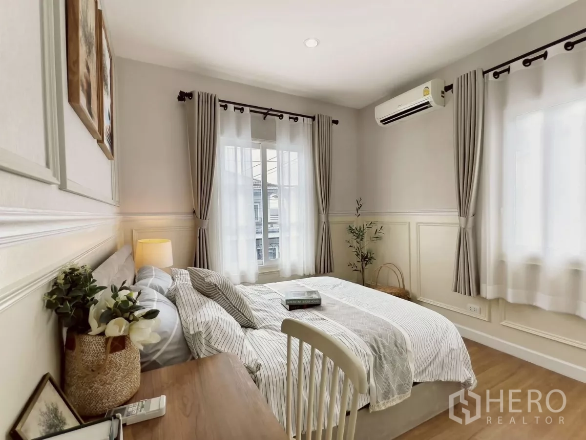 独立式住宅 出租在Khlong Luang, Pathum Thani - 明亮次卧，床、书桌、窗户和空调