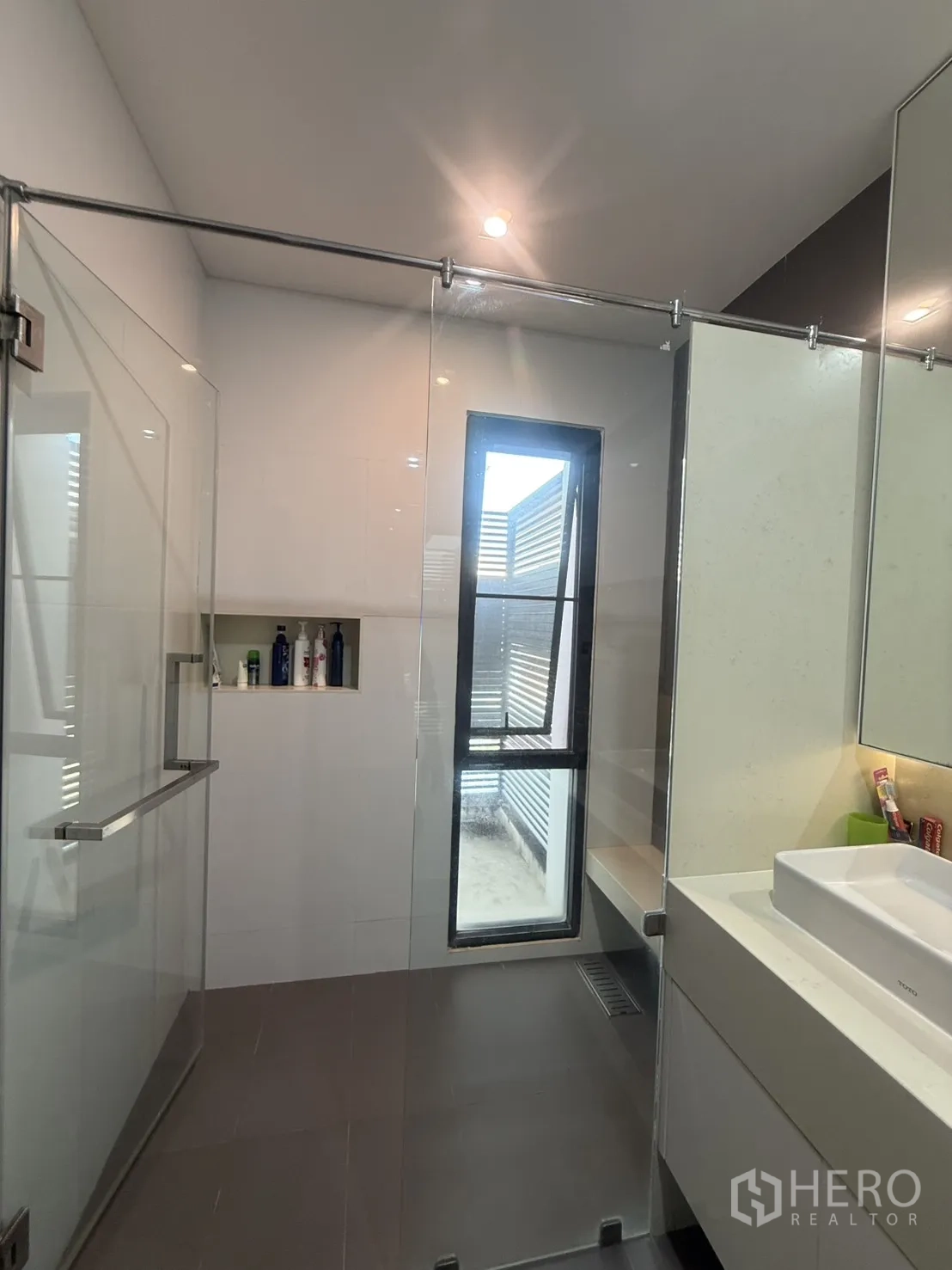 บ้านเดี่ยว for rent in Bang Kapi, Bangkok - ห้องน้ำสว่าง ตู้อาบน้ำกระจก หน้าต่าง และช่องวางของ