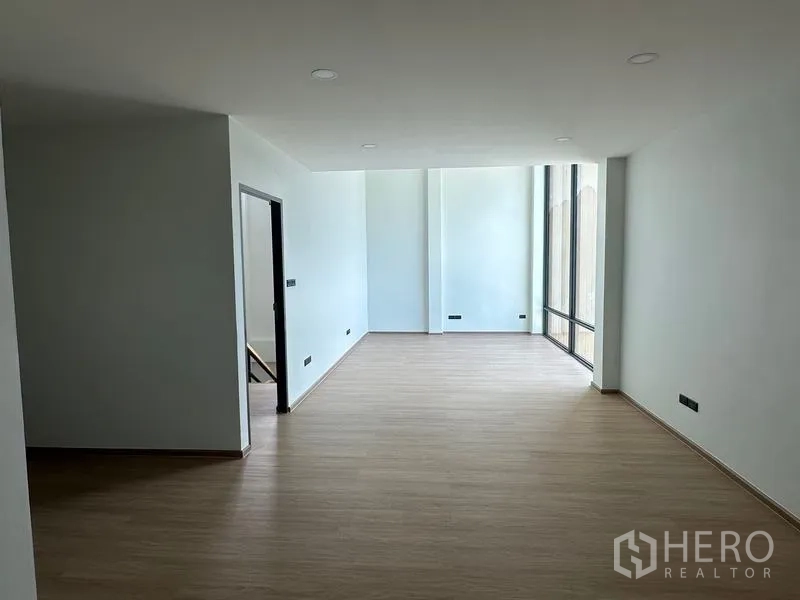 货栈 出售在Lam Luk Ka, Pathum Thani - 楼上开放式办公室，木纹地板与落地窗