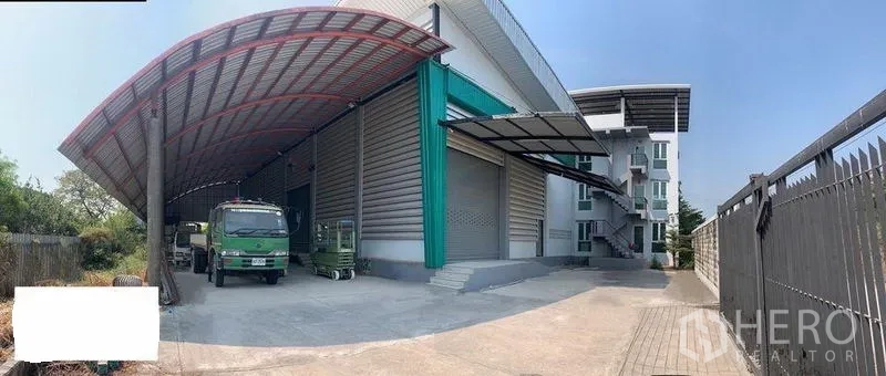 货栈 出租在Lak Si, Bangkok - 曼谷Lak Si仓库外观，带雨棚装卸区、卷帘门与宽阔车道。