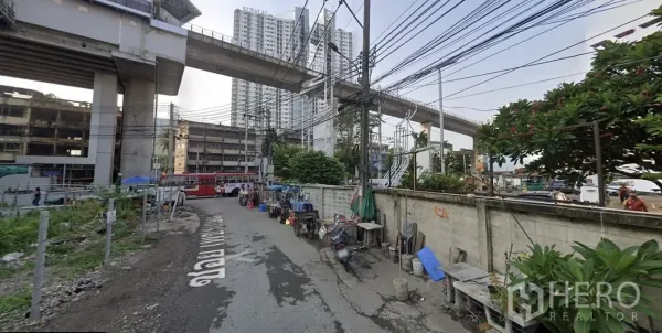 Land for sale in Phasi Charoen, Bangkok - View of the BTS Bang Wa elevated tracks and skywalk with nearby mid-rise and high-rise buildings.
