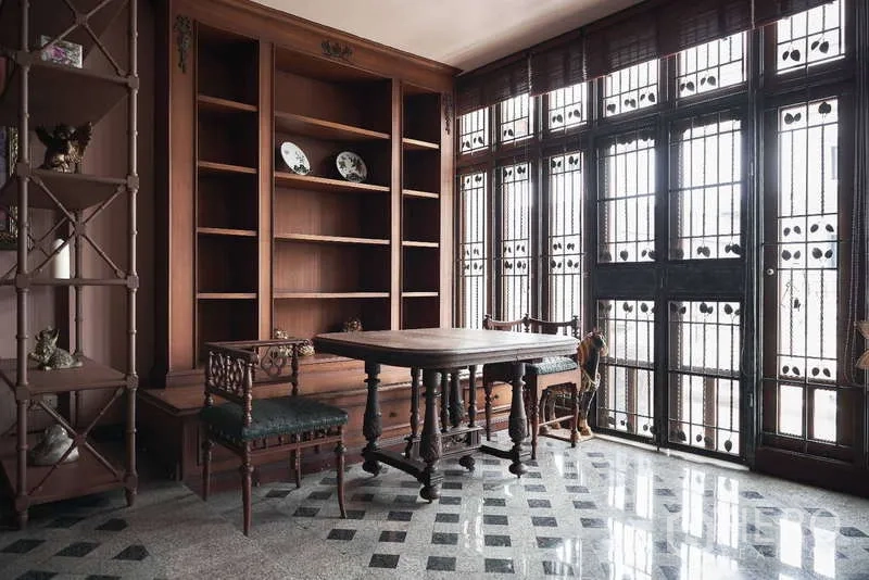 ทาวน์เฮาส์ ให้เช่าในKhlong Toei, Bangkok - ห้องสมุดหรือโฮมออฟฟิศพร้อมตู้บิลท์อินและพื้นลายตาราง