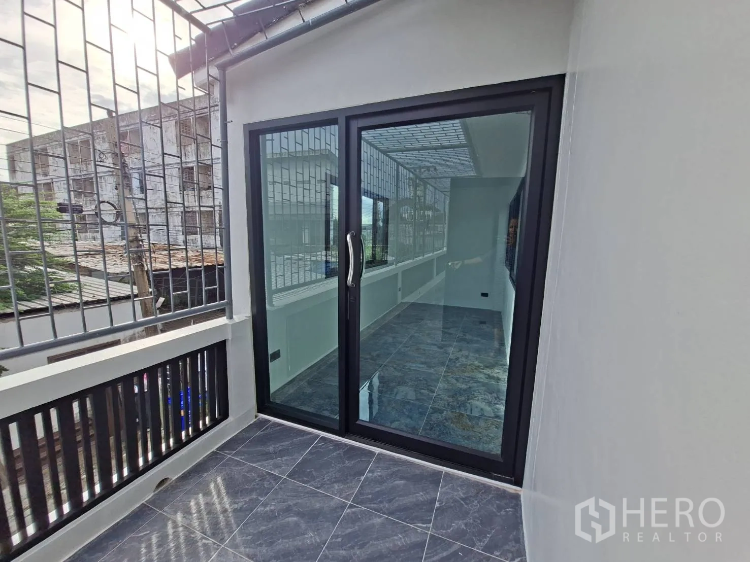 家庭办公室 for rent in Phra Khanong, Bangkok - 小阳台配推拉玻璃门与金属防护网。