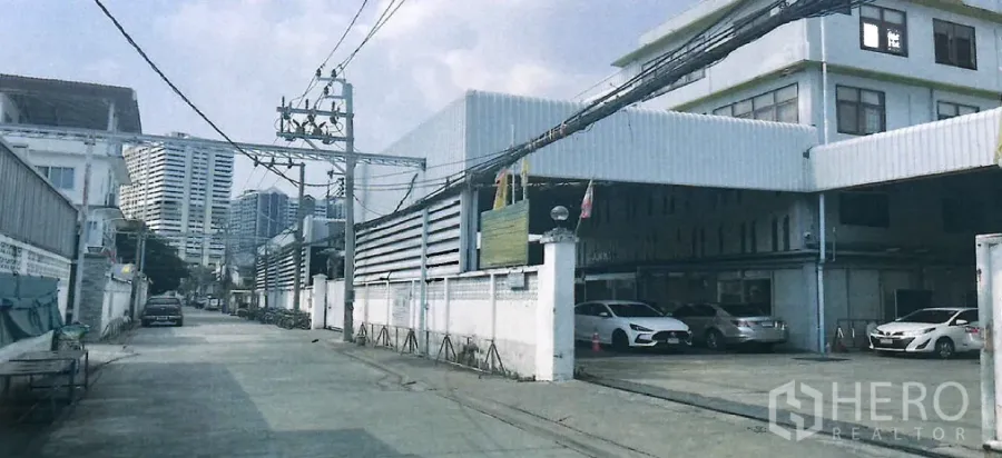 工厂 出租在Yan Nawa, Bangkok - 街景视角下的仓库与办公楼，带门禁与停车位
