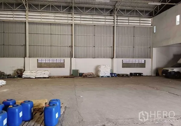 คลังสินค้า ขายในMueang Samut Prakan, Samut Prakan - ภายในโกดังเพดานสูง โครงเหล็ก พื้นคอนกรีต พร้อมพาเลตเก็บของ