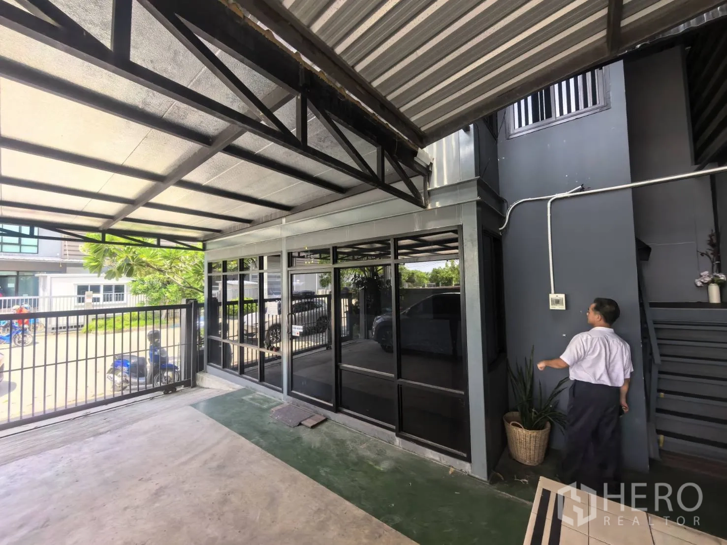 Warehouse for rent in Bang Sao Thong, Samut Prakan - Covered front porch with glass-fronted office and gated entrance.