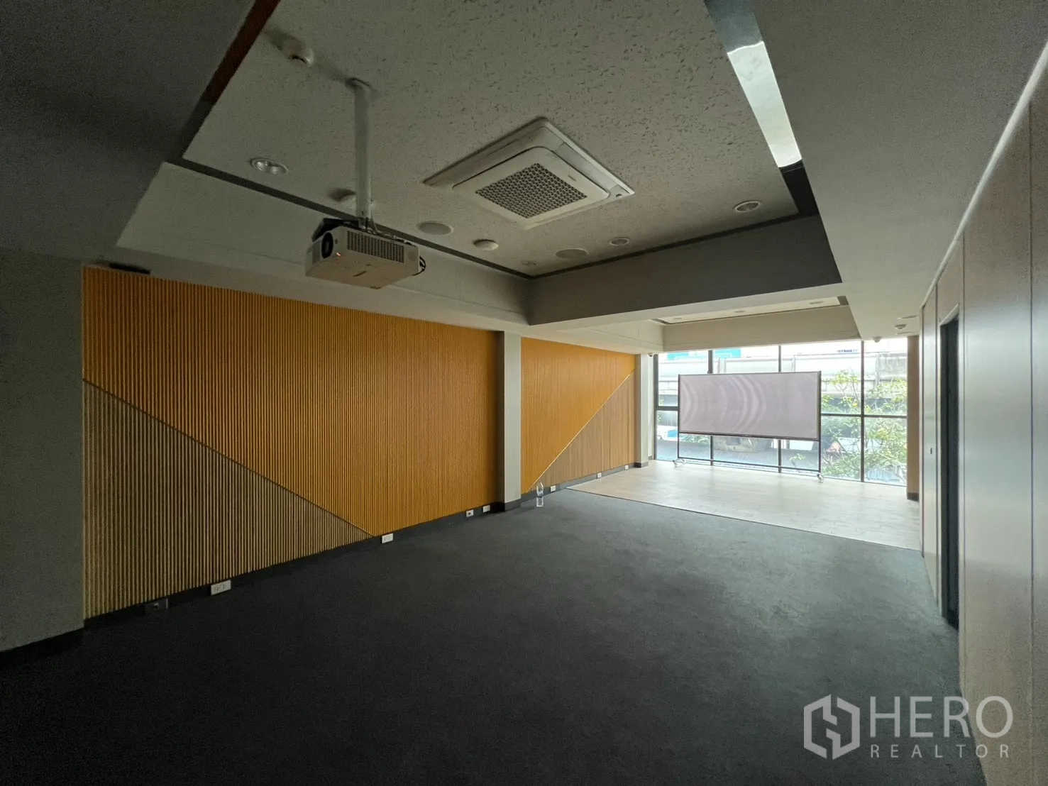 อาคารพาณิชย์ ให้เช่าในBang Rak, Bangkok - ห้องประชุมพร้อมโปรเจ็กเตอร์ ผนังตกแต่ง และกระจกหน้าอาคาร