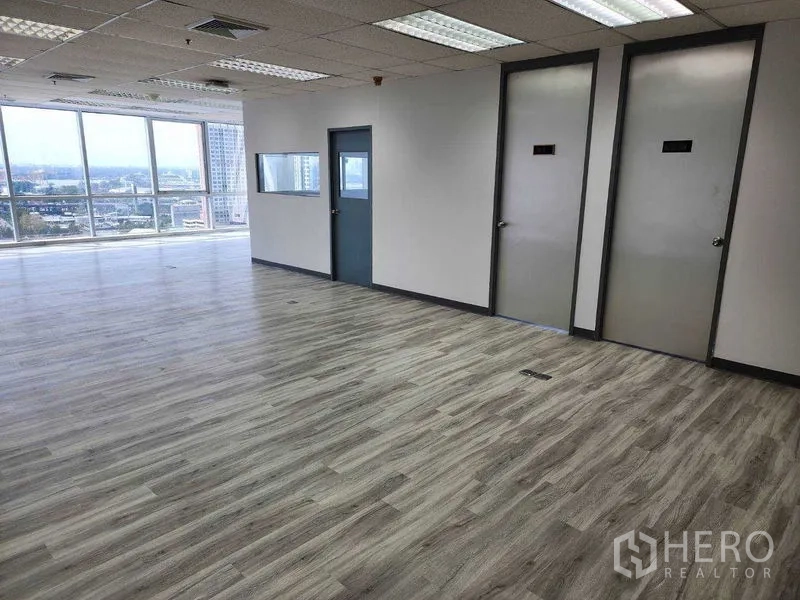 办公空间 出租在Phra Khanong, Bangkok - 开放工位区及多间独立办公室，木纹地板与吊顶通风口、照明一体。