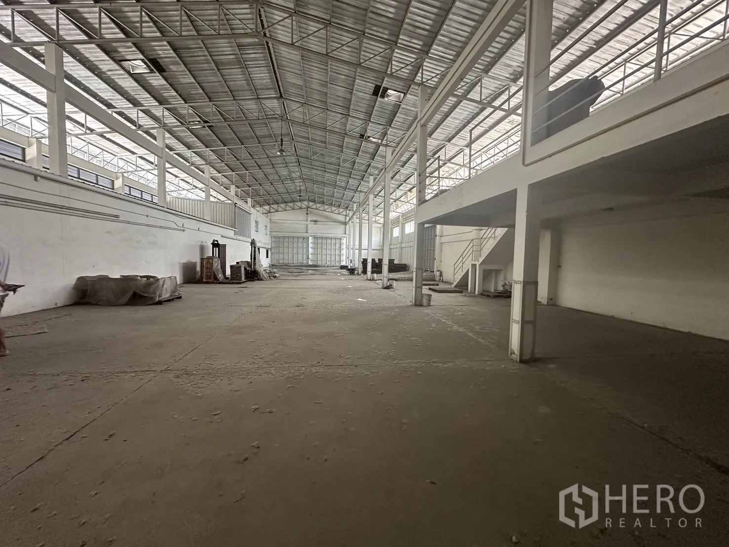 工厂 出租或出售在Prawet, Bangkok - 仓库内部宽敞，钢桁架高顶、采光天窗与夹层。