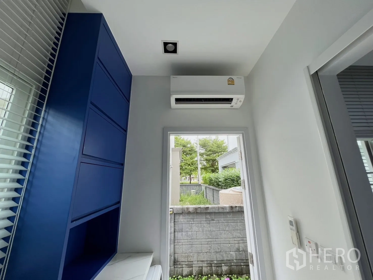 独立式住宅 出租或出售在Khlong Luang, Pathum Thani - 洗衣/杂物区，蓝色柜体、空调与通向花园的门