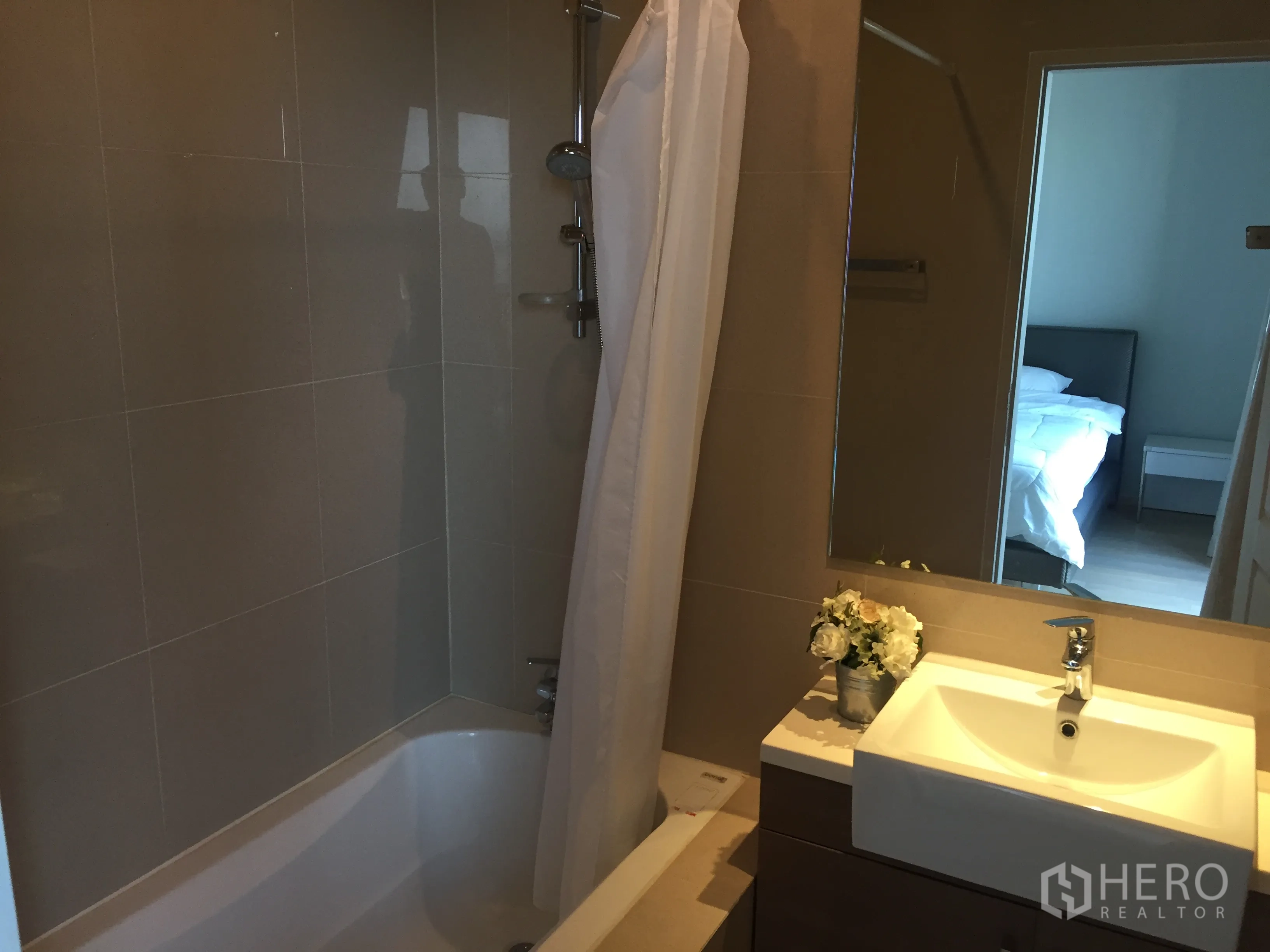 คอนโด ให้เช่าในBangkok - ห้องน้ำสมัยใหม่พร้อมอ่างอาบน้ำแบบฝักบัว อ่างล้างหน้า และกระจกบานใหญ่