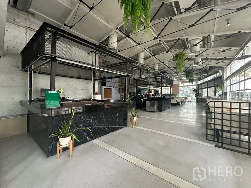 零售空间 出租在Watthana, Bangkok - 黑色大理石服务岛台，悬挂绿植点缀。