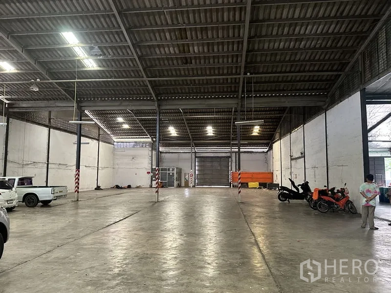 货栈 出租在Khan Na Yao, Bangkok - 纵深仓库大厅，钢桁架屋顶与通风砖，中央通道宽阔。