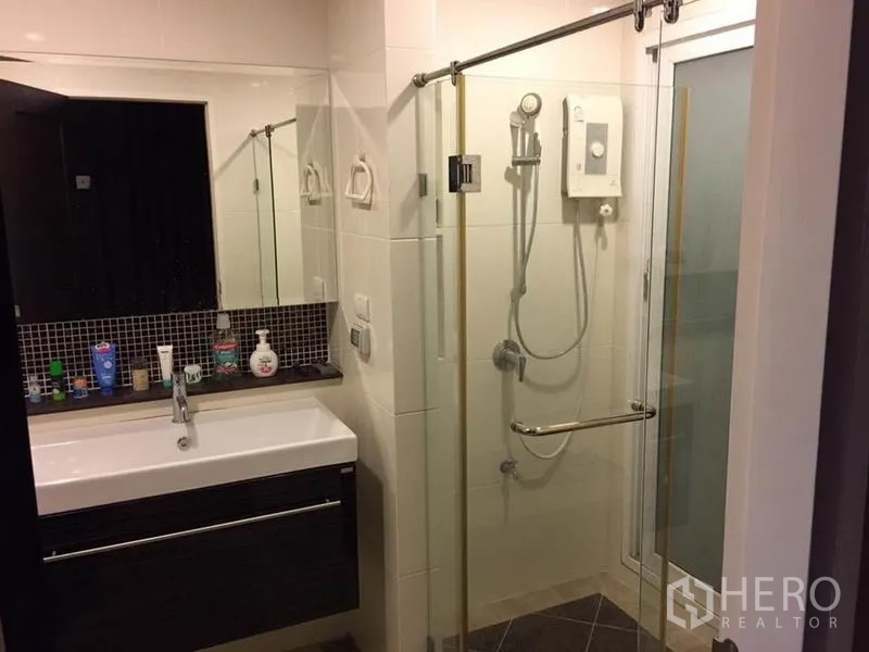 บ้าน ให้เช่าหรือขายในKhlong Toei, Bangkok - ห้องน้ำสมัยใหม่ พร้อมตู้กระจกกั้นอาบน้ำ เครื่องทำน้ำอุ่น และอ่างล้างหน้าทันสมัย