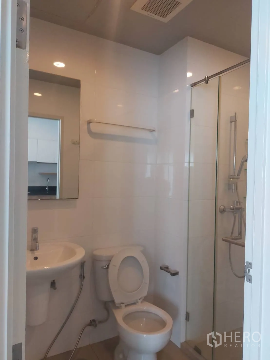 คอนโด ให้เช่าในWatthana, Bangkok - ห้องน้ำตกแต่งโทนขาว พร้อมตู้ shower กระจกและอ่างล้างหน้า