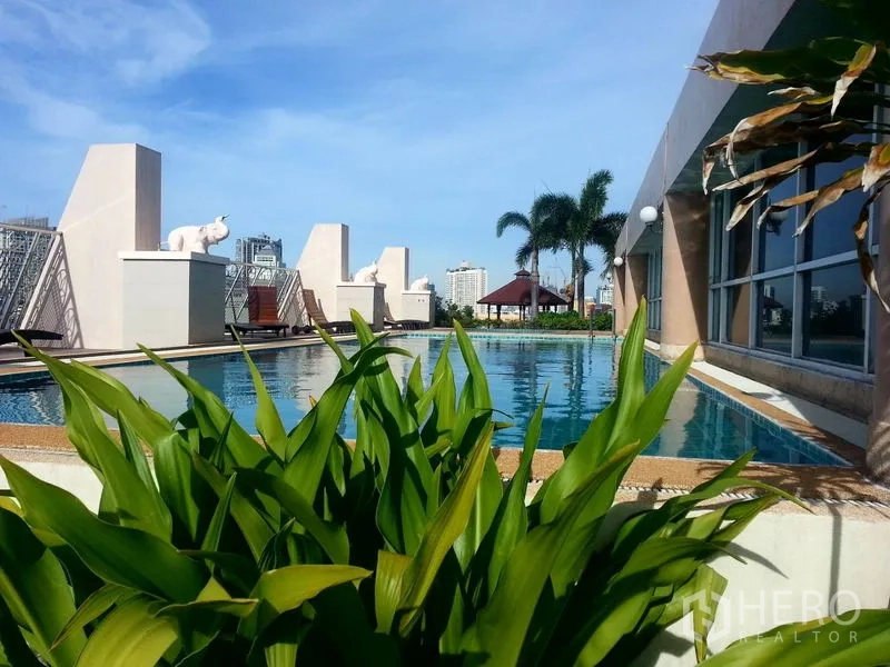 คอนโด ขายในWatthana, Bangkok - สระว่ายน้ำดาดฟ้าวิวเมือง รายล้อมด้วยต้นปาล์มและลานอาบแดด