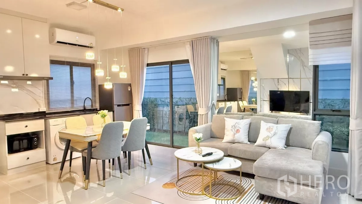Townhouse for rent in Bang Phli, Samut Prakan - Open-plan living, dining and kitchen with sliding doors to the garden.