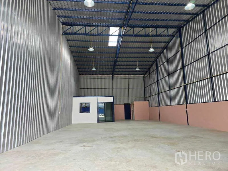 คลังสินค้า ให้เช่าในKhlong Toei, Bangkok - ภายในโกดังมีห้องสำนักงานกระจกสำเร็จรูป และไฟไฮเบย์