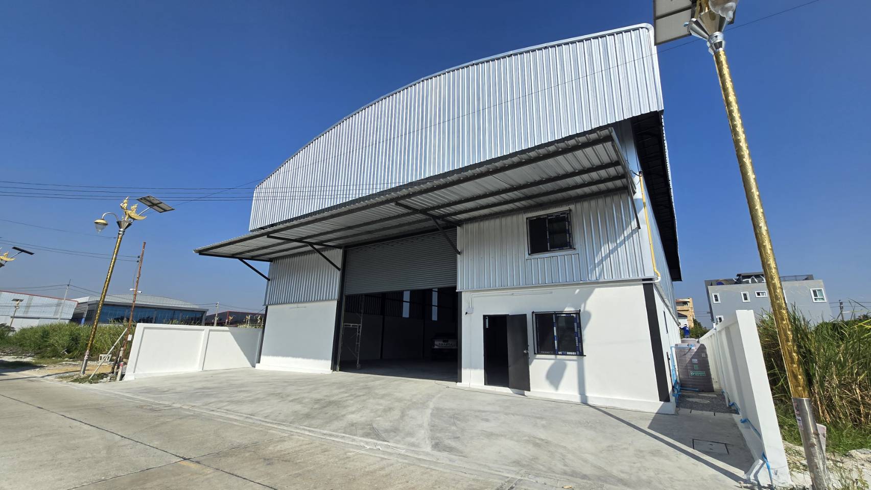 คลังสินค้า for rent in Bang Phli, Samut Prakan - อาคารโกดังใหม่ผนังเมทัลชีท ประตูม้วนกว้าง มีชายคาลานขนถ่ายและพื้นคอนกรีตด้านหน้า