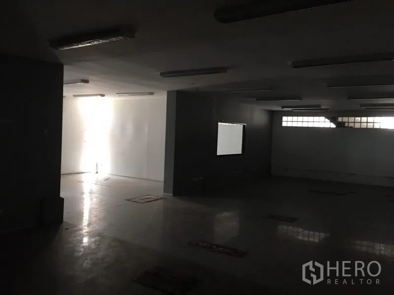 货栈 出租或出售在Bang Kapi, Bangkok - 大面积办公室或工作间，条形灯具与光滑地面。