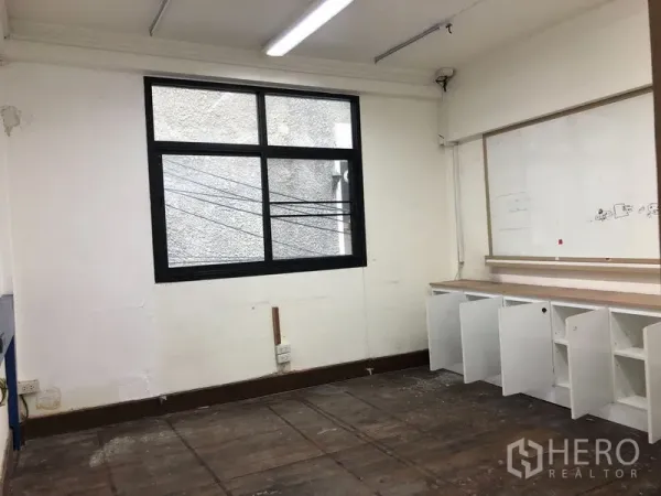 อาคารพาณิชย์ ให้เช่า - ห้องทำงาน มีหน้าต่างกรอบดำ ตู้เก็บของบิลต์อิน และพื้นไม้