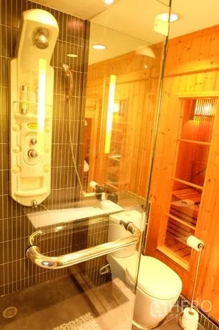 คอนโด ขายในPathum Wan, Bangkok - ห้องน้ำที่สองพร้อมตู้ฝักบัวกระจก และห้องซาวน่าผนังไม้ติดกัน