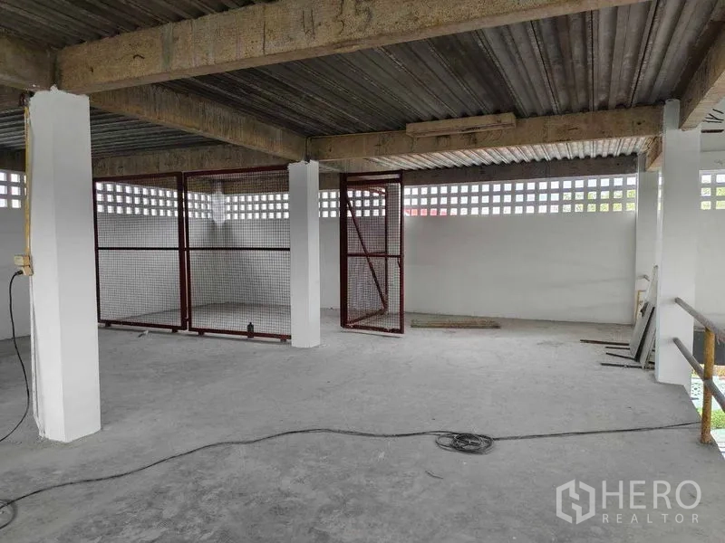 คลังสินค้า ให้เช่าในPhra Khanong, Bangkok - โซนชั้นลอยพร้อมกรงตาข่ายสีแดงสำหรับเก็บของ ใต้โครงหลังคาเหล็ก