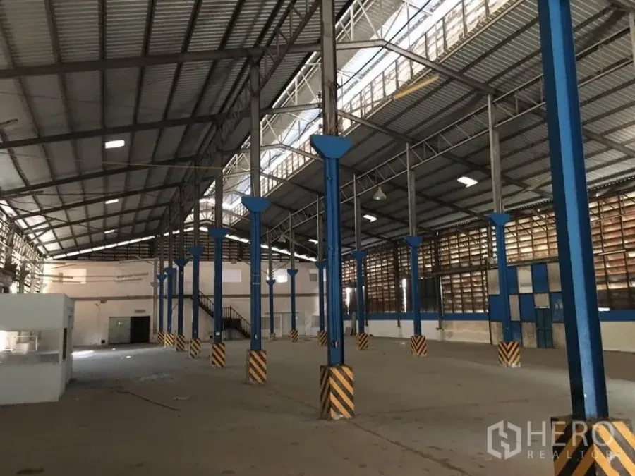 คลังสินค้า ให้เช่าในBang Kapi, Bangkok - ภายในโกดังโปร่ง หลังคาเหล็กสูง เสาโครงสีฟ้า พื้นคอนกรีต ในบางกะปิ