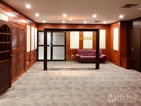 สำนักงาน ให้เช่าในRatchathewi, Bangkok - โถงต้อนรับหรือพื้นที่ทำงานโล่ง พร้อมผนังกั้นกระจกกลางห้อง ไฟดาวน์ไลท์ และผนังไม้สไตล์คลาสสิก