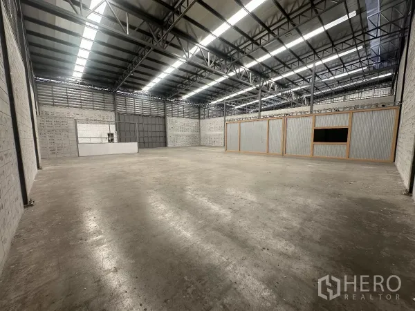 Warehouse for rent in Khlong Toei, Bangkok - Large open warehouse with polished concrete floor and corrugated office rooms.