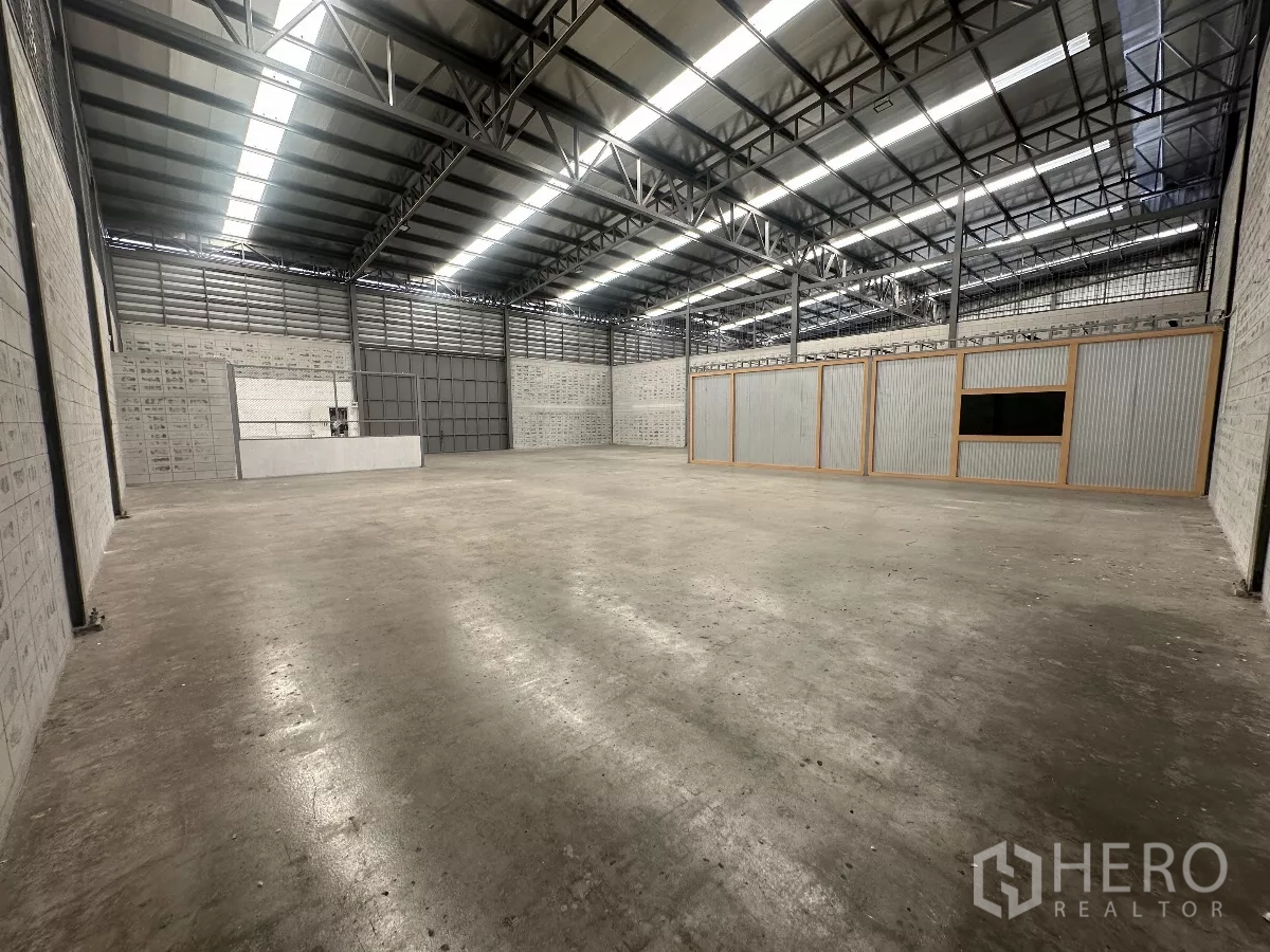 Warehouse for rent in Khlong Toei, Bangkok - Large open warehouse with polished concrete floor and corrugated office rooms.